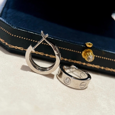OEM ODM Earrings Emas Padat 18k Earrings Cinta Berlian Alam AU750